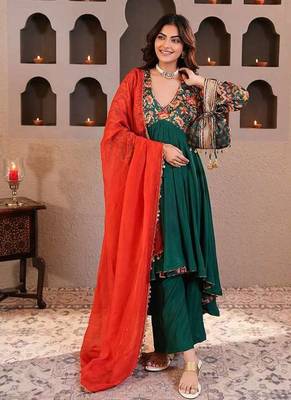 Green printed crepe kurta set with dupatta 3