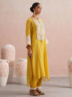 Yellow embroidered chanderi kurta set with dupatta 2