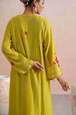 Yellow embroidered chanderi kurta set with dupatta 3