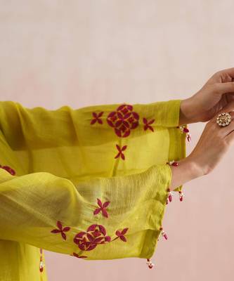 Yellow embroidered chanderi kurta set with dupatta 5