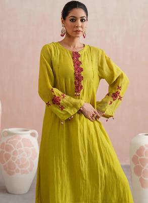 Yellow embroidered chanderi kurta set with dupatta 1