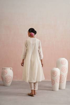 White embroidered chanderi kurta set with dupatta 2