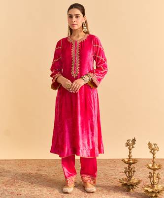 Pink embroidered velvet kurta set 2