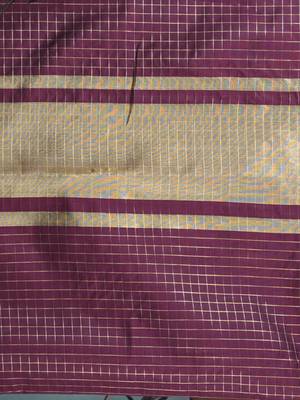 maroon catlon soft art silk saree with checkered pattern 4