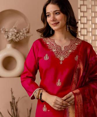 Red silk blend kurta set with dupatta 3