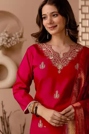 Red silk blend kurta set with dupatta