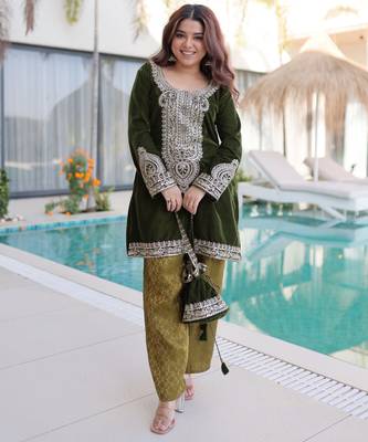 Mahendi velvet kurta pant set with batwa 1