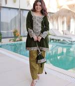 Mahendi velvet kurta pant set with batwa