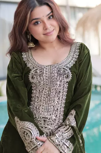 Mahendi velvet kurta pant set with batwa