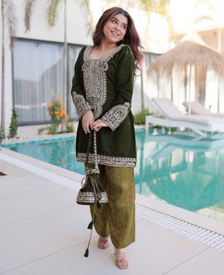 Mahendi velvet kurta pant set with batwa 4