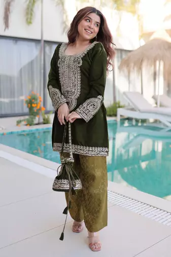 Mahendi velvet kurta pant set with batwa