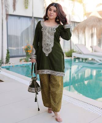 Mahendi velvet kurta pant set with batwa 5