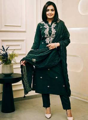 Green ethnic cotton silk kurta set with dupatta 2