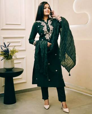 Green ethnic cotton silk kurta set with dupatta 4