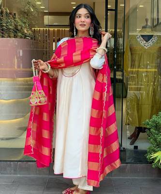 Cream cotton silk kurta set with dupatta 4