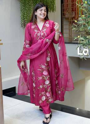 Pink chanderi embroidered kurta pant set 4