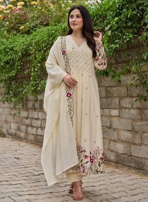 Cream chanderi embroidered kurta pant set 4