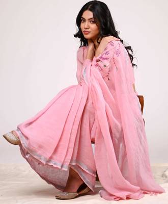 Pink handloom linen saree with hand embroidered work 2