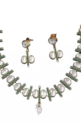 kundan necklace set with green accents and pearl detailing