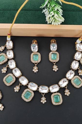 kundan style necklace set with emerald green stones