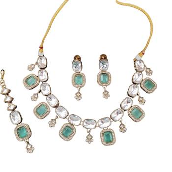 kundan style necklace set with emerald green stones 3