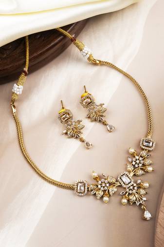 Gold plated white ad flower design pendant necklace set