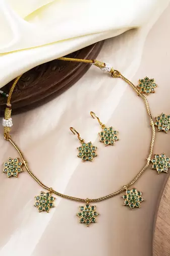 Delicate green flower motif necklace set