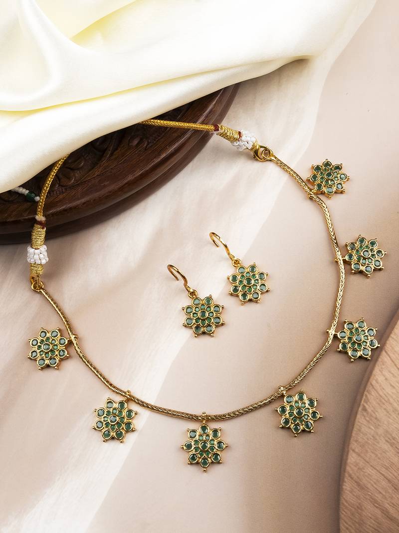 Delicate green flower motif necklace set