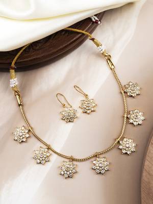Delicate white flower motif necklace set 1