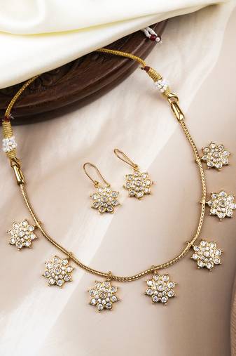 Delicate white flower motif necklace set