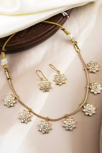 Delicate white flower motif necklace set