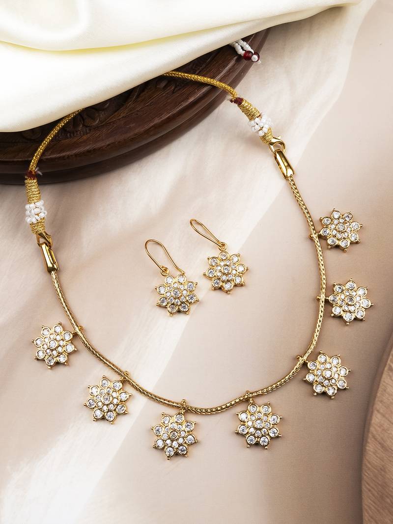 Delicate white flower motif necklace set