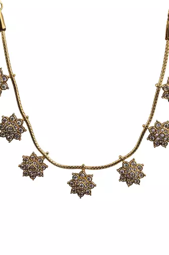 Delicate white flower motif necklace set
