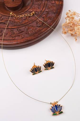 Minimal blue lotus motif pendant set with invisible chain