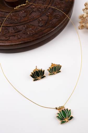 Minimal green lotus motif pendant set with invisible chain