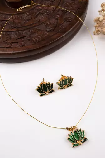 Minimal green lotus motif pendant set with invisible chain