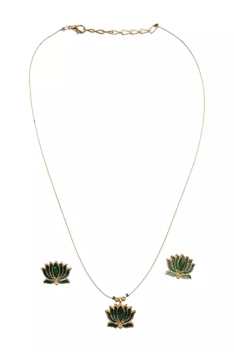 Minimal green lotus motif pendant set with invisible chain