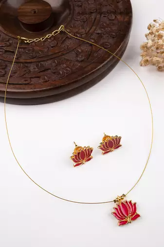 Minimal pink lotus motif pendant set with invisible chain