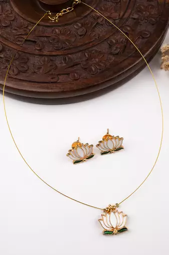 Minimal white lotus motif pendant set with invisible chain