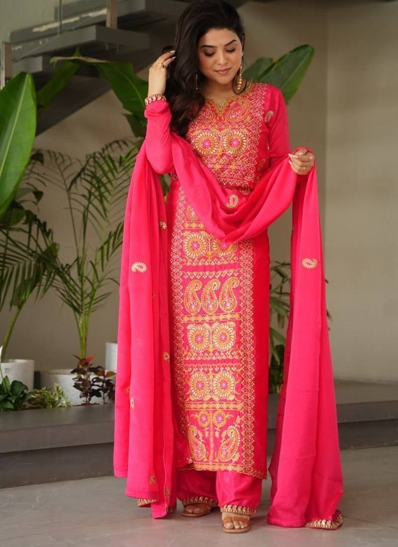 Gajri Chinon Zari & Thread Embroidered Kurta Set