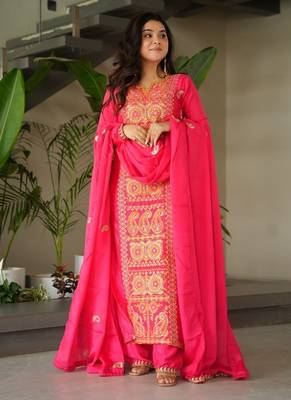 Gajri Chinon Zari & Thread Embroidered Kurta Set 2