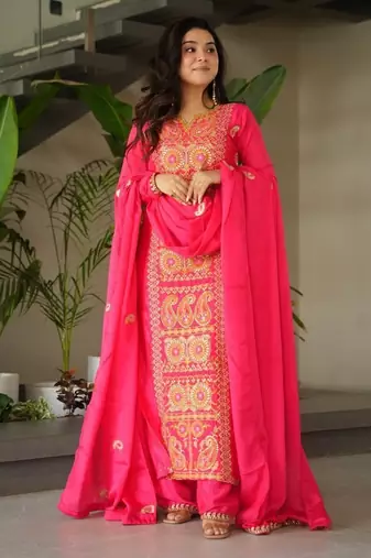 Gajri Chinon Zari & Thread Embroidered Kurta Set