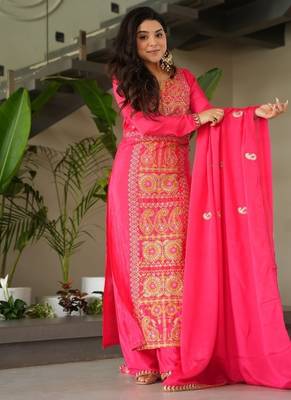 Gajri Chinon Zari & Thread Embroidered Kurta Set 3