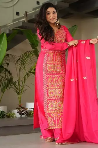 Gajri Chinon Zari & Thread Embroidered Kurta Set