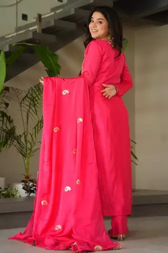 Gajri Chinon Zari & Thread Embroidered Kurta Set