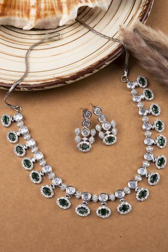 Trendy green ad necklace set