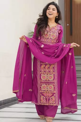 Magenta Chinon Zari & Thread Embroidered Kurta Set