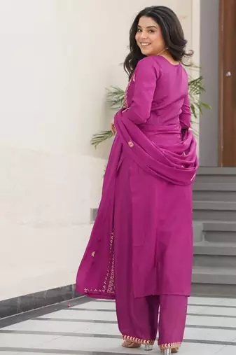 Magenta Chinon Zari & Thread Embroidered Kurta Set
