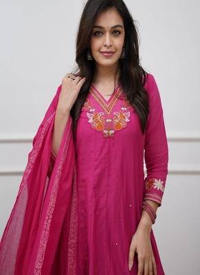 classic floral embroidered v-neck  cotton kurta set 2