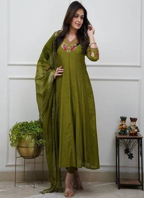 elegant floral embroidered v-neck  cotton kurta set 1